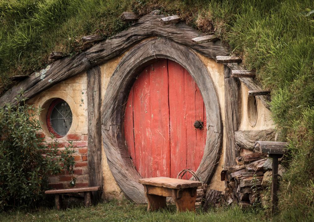 霍比特斯人小小种族 生活在地下隐蔽地 建在草圈边